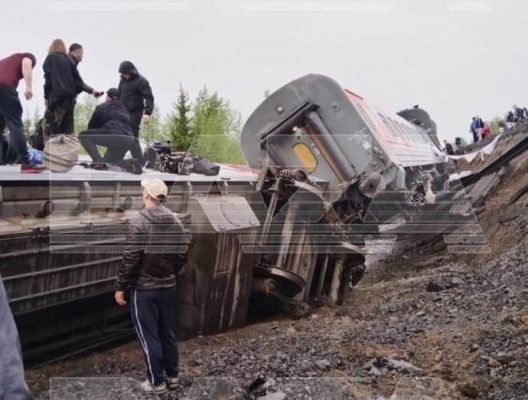 Девять вагонов пассажирского поезда сошли с рельсов в России 