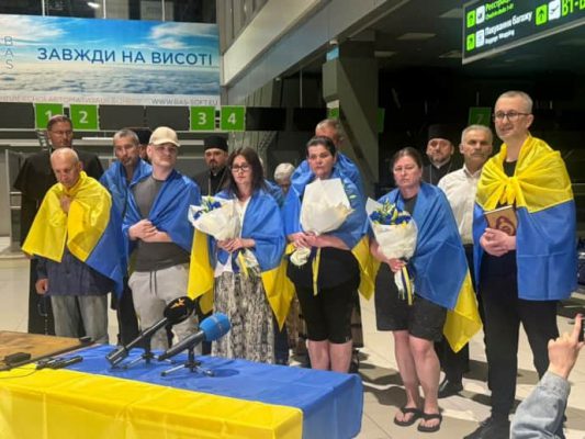 Опубликовали фото встречи освобожденных из плена украинцев, среди которых заместитель главы Меджлиса 2 Опубликовали фото встречи освобожденных из плена украинцев, среди которых заместитель главы Меджлиса