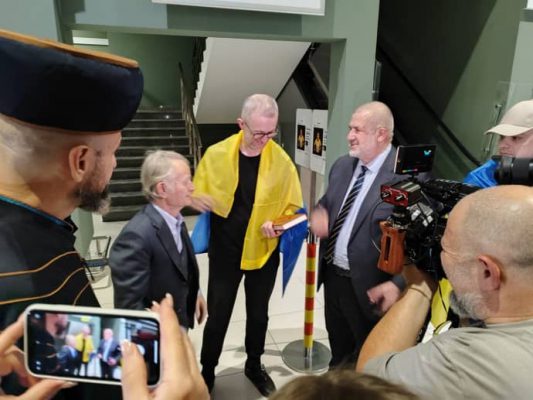 Опубликовали фото встречи освобожденных из плена украинцев, среди которых заместитель главы Меджлиса 3 Опубликовали фото встречи освобожденных из плена украинцев, среди которых заместитель главы Меджлиса