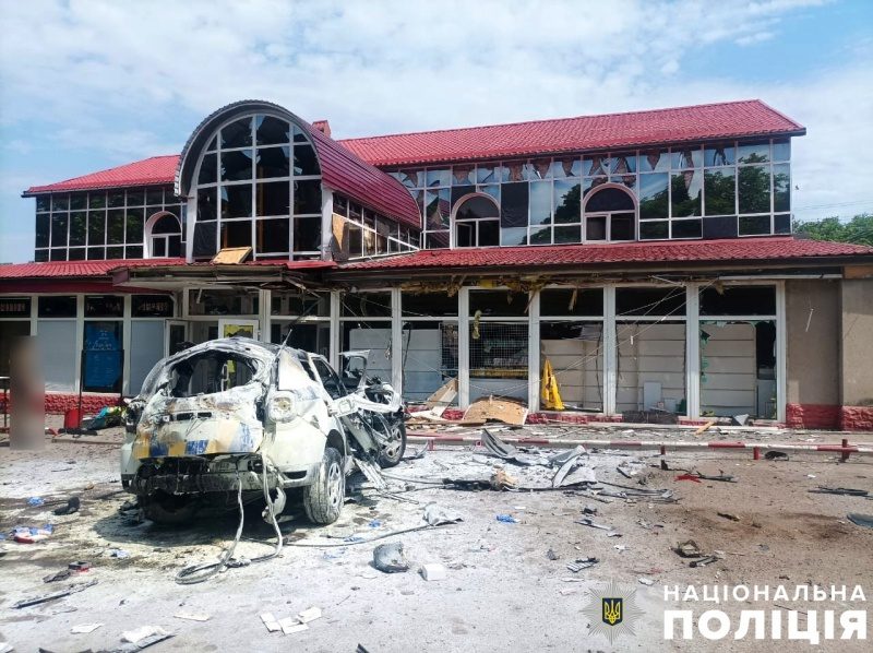Росіяни дроном атакували авто поліцейських у Херсонській області (фото)