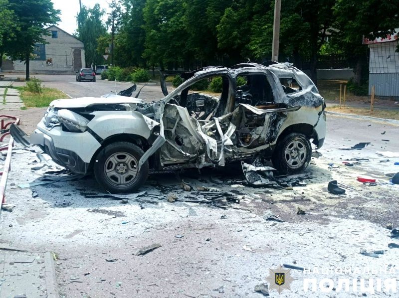 Росіяни дроном атакували авто поліцейських у Херсонській області (фото)