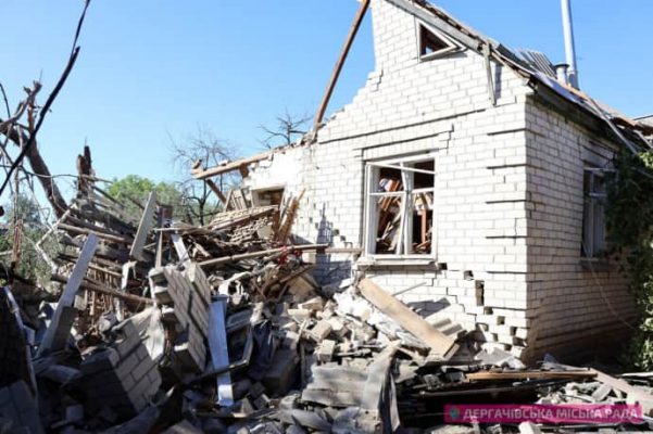Россияне обстреляли Дергачи на Харьковщине: есть раненые, повреждены 25 домов и предприятие 