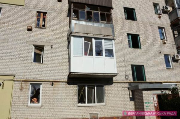 Россияне обстреляли Дергачи на Харьковщине: есть раненые, повреждены 25 домов и предприятие 