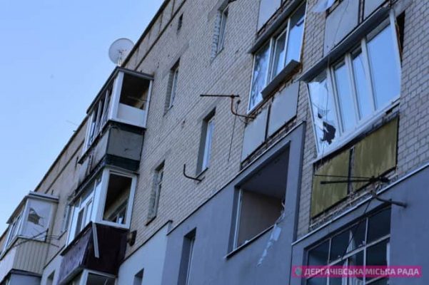 Россияне обстреляли Дергачи на Харьковщине: есть раненые, повреждены 25 домов и предприятие 