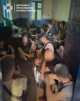 ''Трансфер'' в Молдову за 300 тысяч евро: более 20 мужчин пытались незаконно пересечь границу 