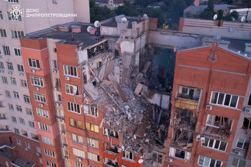 У Дніпрі рятувальна операція продовжується: що відомо на ранок (фото)