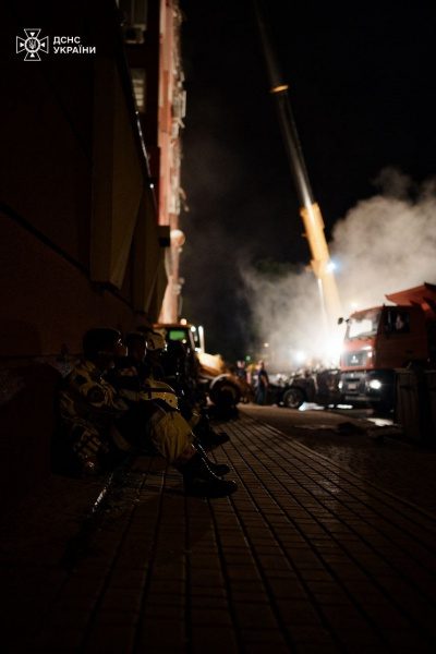 У Дніпрі рятувальна операція продовжується: що відомо на ранок (фото)