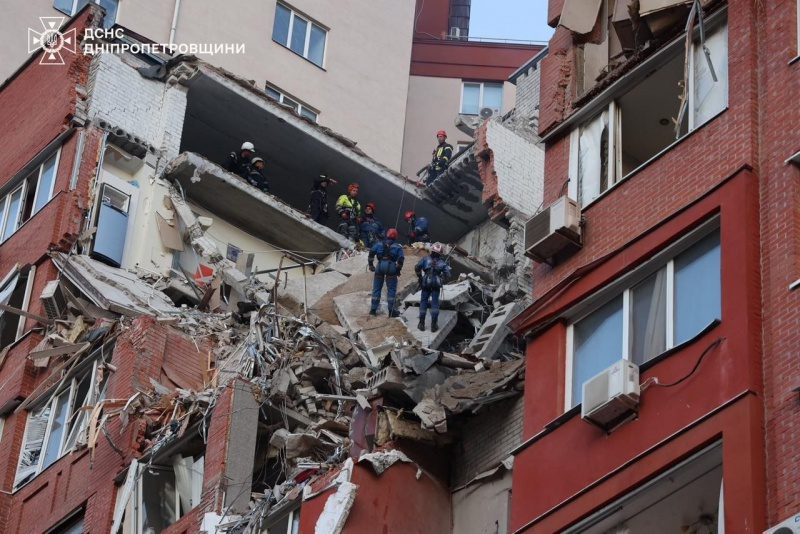 У Дніпрі рятувальна операція продовжується: що відомо на ранок (фото)