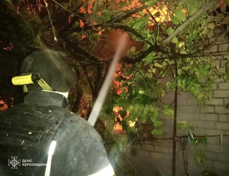 В Херсоні всю ніч лунали вибухи: окупанти обстріляли лікарню, почались пожежі