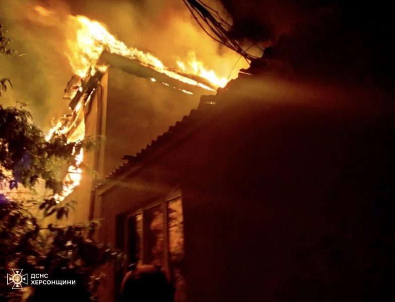 В Херсоні всю ніч лунали вибухи: окупанти обстріляли лікарню, почались пожежі