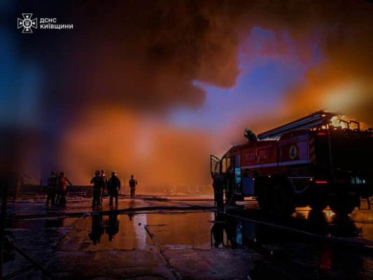 В Киевской области более 15 часов продолжается ликвидация пожара, возникшего из-за российской атаки 3 В Киевской области более 15 часов продолжается ликвидация пожара, возникшего из-за российской атаки