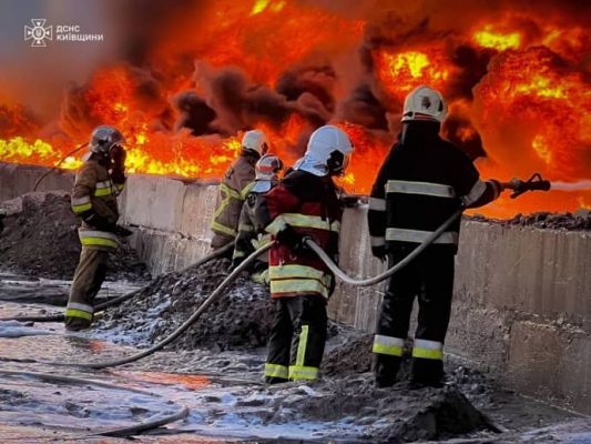 В Киевской области более 15 часов продолжается ликвидация пожара, возникшего из-за российской атаки 2 В Киевской области более 15 часов продолжается ликвидация пожара, возникшего из-за российской атаки