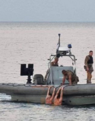 Военные моряки спасли в Одессе пятерых человек, которых отнесло в море 2 Военные моряки спасли в Одессе пятерых человек, которых отнесло в море