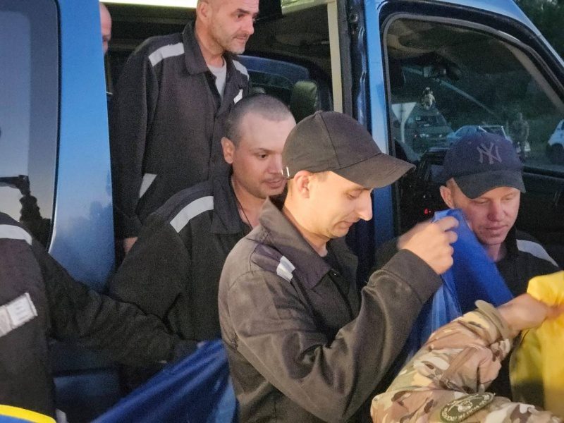 Захисники Маріуполя і не лише. Україна повернула з російського полону 90 воїнів 2 Захисники Маріуполя і не лише. Україна повернула з російського полону 90 воїнів