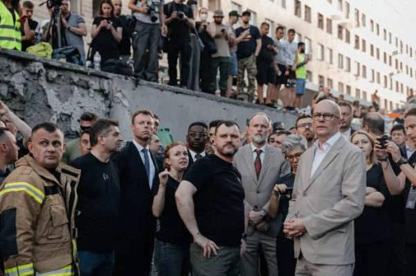 Аварийно-спасательные работы в ''Охматдете'' продолжаются и ночью 