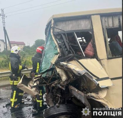 На Львовщине столкнулись маршрутка и грузовик: 4 погибших 2 На Львовщине столкнулись маршрутка и грузовик: 4 погибших