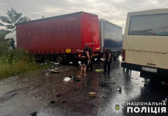 На Львовщине столкнулись маршрутка и грузовик: 4 погибших 3 На Львовщине столкнулись маршрутка и грузовик: 4 погибших