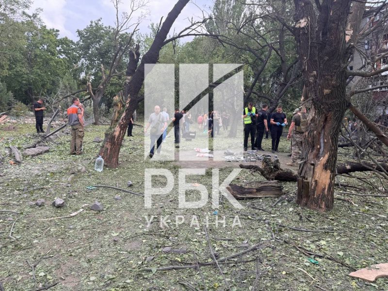Приліт в дитмайданчик та пошкоджені будинки. Фоторепортаж з місця удару по Миколаєву