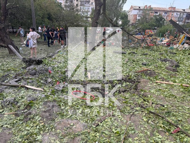 Приліт в дитмайданчик та пошкоджені будинки. Фоторепортаж з місця удару по Миколаєву