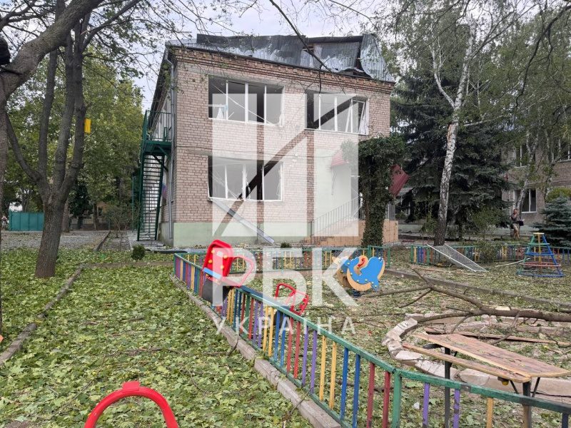 Приліт в дитмайданчик та пошкоджені будинки. Фоторепортаж з місця удару по Миколаєву