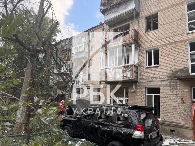 Приліт в дитмайданчик та пошкоджені будинки. Фоторепортаж з місця удару по Миколаєву