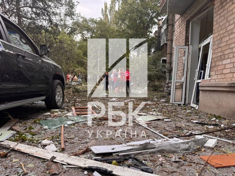 Приліт в дитмайданчик та пошкоджені будинки. Фоторепортаж з місця удару по Миколаєву