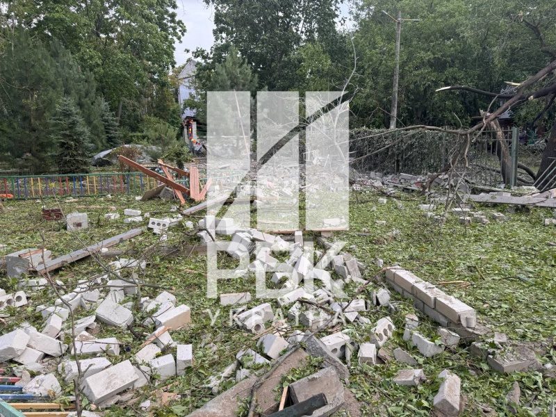 Приліт в дитмайданчик та пошкоджені будинки. Фоторепортаж з місця удару по Миколаєву