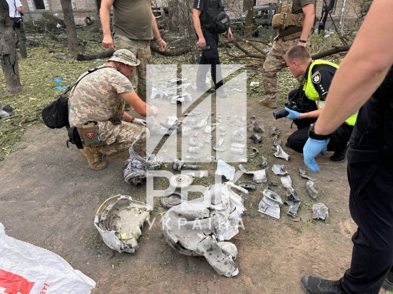 Приліт в дитмайданчик та пошкоджені будинки. Фоторепортаж з місця удару по Миколаєву