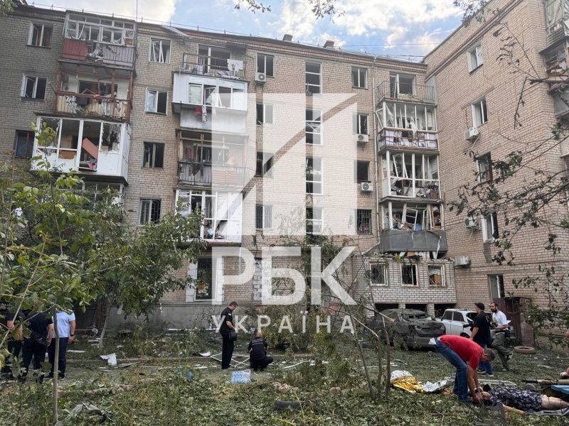 Приліт в дитмайданчик та пошкоджені будинки. Фоторепортаж з місця удару по Миколаєву