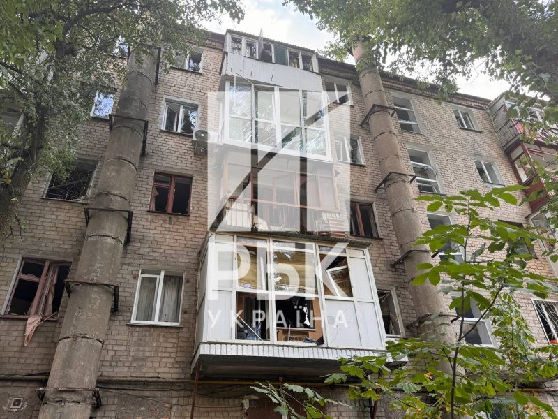 Приліт в дитмайданчик та пошкоджені будинки. Фоторепортаж з місця удару по Миколаєву