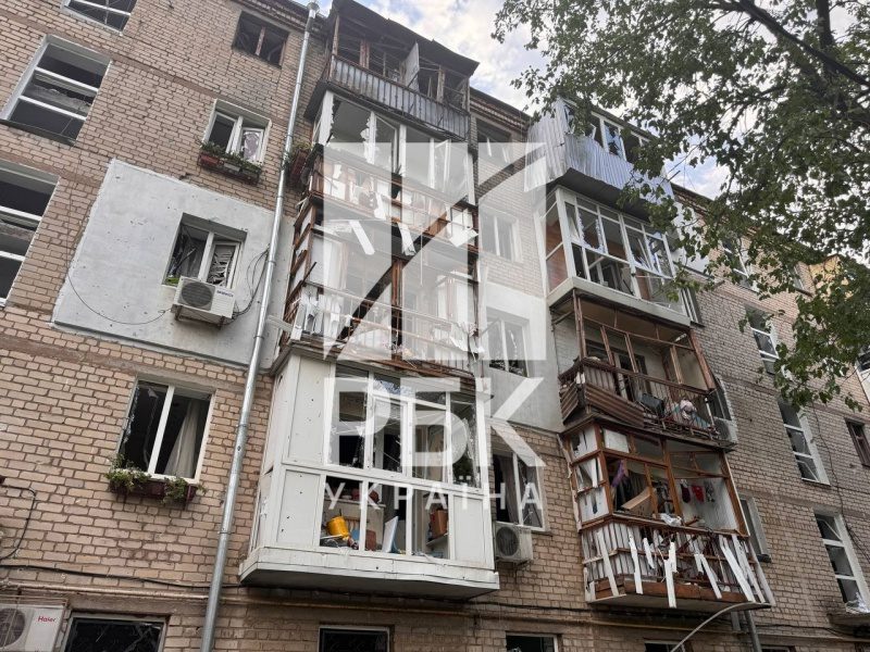Приліт в дитмайданчик та пошкоджені будинки. Фоторепортаж з місця удару по Миколаєву