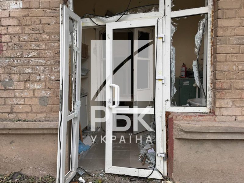 Приліт в дитмайданчик та пошкоджені будинки. Фоторепортаж з місця удару по Миколаєву