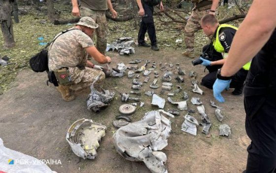 Приліт в дитмайданчик та пошкоджені будинки. Фоторепортаж з місця удару по Миколаєву 5 prilit v ditmajdanchik ta poshkodzheni budinki fotoreportazh z miscja udaru po mikolayevu deef192 scaled China Way