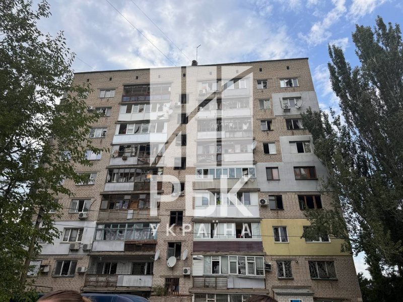 Приліт в дитмайданчик та пошкоджені будинки. Фоторепортаж з місця удару по Миколаєву