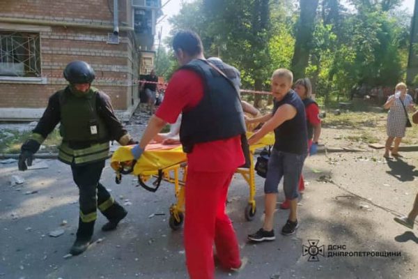 Россия атаковалпа многоэтажки в Никополе: восемь гражданских ранены 