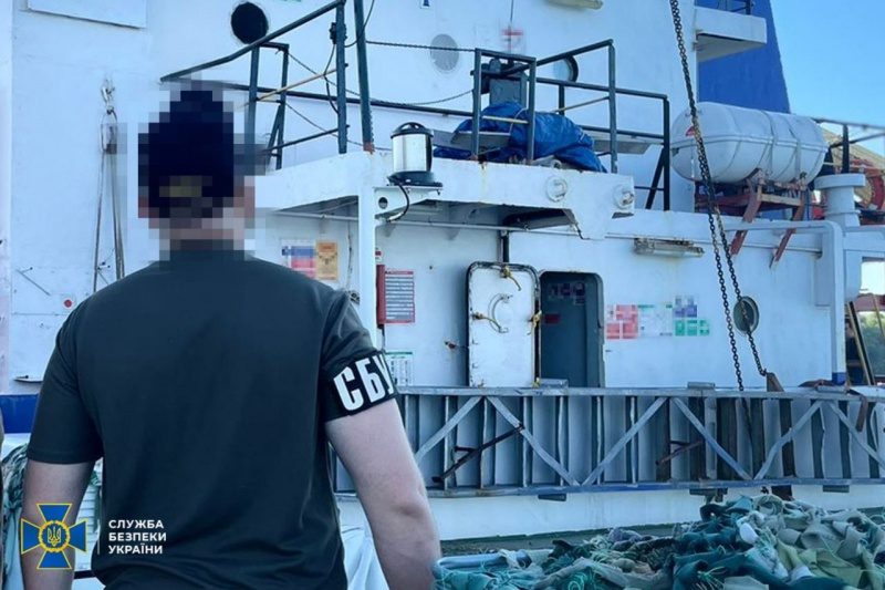 СБУ затримала капітана вантажного корабля Африки, який вивозив з Криму українське зерно