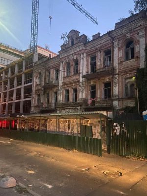 В центре Киева снесли историческую Усадьбу Зеленских, полиция расследует 2 В центре Киева снесли историческую Усадьбу Зеленских, полиция расследует