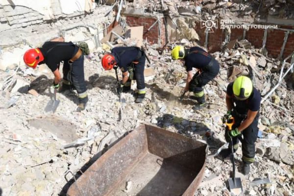 В Днепре продолжают искать людей под завалами: 2 человека пропали без вести  