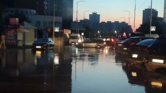 В Киеве на Позняках прорвало трубу: ограничено движение транспорта 1 v kieve na poznjakah prorvalo trubu ogranicheno dvizhenie transporta e788583 scaled China Way