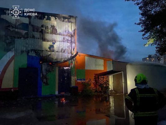 В Киеве занялся супермаркет: пожар тушат полсотни спасателей 