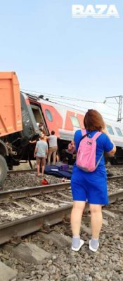 В России произошло крушение пассажирского поезда, перевернулось 8 вагонов 4 В России произошло крушение пассажирского поезда, перевернулось 8 вагонов