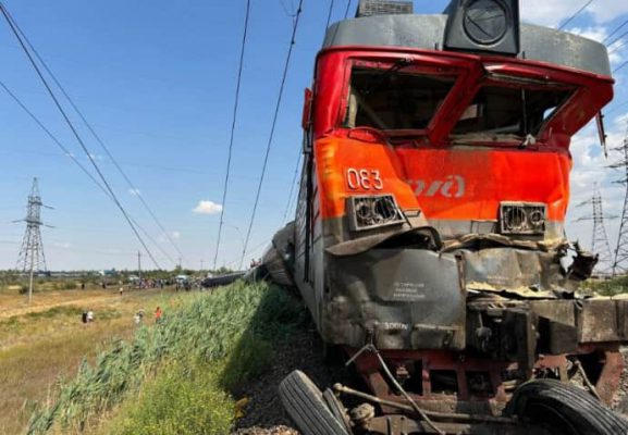 В России произошло крушение пассажирского поезда, перевернулось 8 вагонов 3 В России произошло крушение пассажирского поезда, перевернулось 8 вагонов