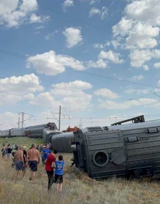 В России произошло крушение пассажирского поезда, перевернулось 8 вагонов 2 В России произошло крушение пассажирского поезда, перевернулось 8 вагонов