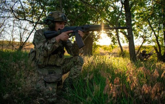 ЗМІ написали про відхід ЗСУ з Кринок. Військові кажуть, що "ситуація не така критична" 4 zmi napisali pro vidhid zsu z krinok vijskovi kazhut shho situacija ne taka kritichna 49b1935 scaled China Way
