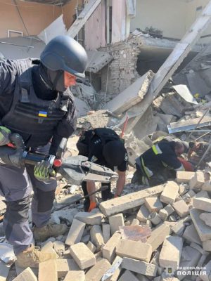Из-под завалов в Казачьей Лопани спасли женщину, поисковые работы продолжаются 