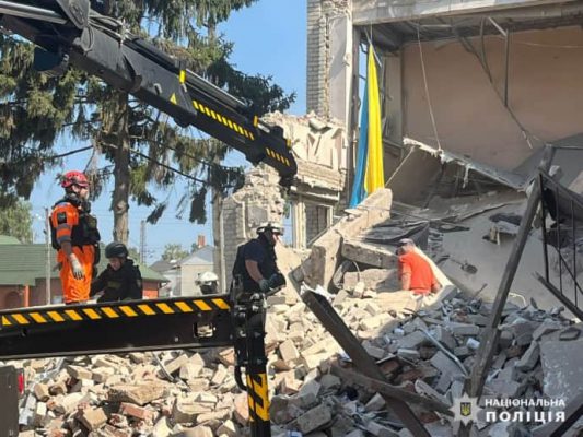 Из-под завалов в Казачьей Лопани спасли женщину, поисковые работы продолжаются 