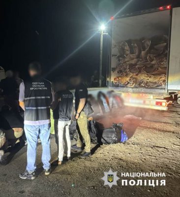 Перевозили в рефрижераторе с мясом мужчин за границу: в Одесской области задержали двух иностранцев 