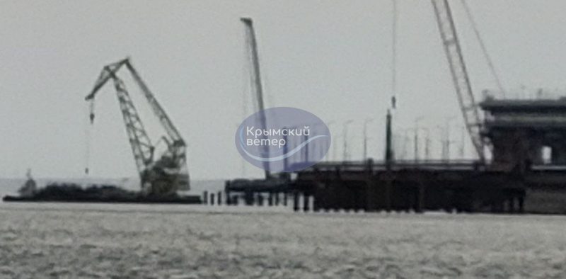 Росіяни продовжують зводити оборонні укріплення навколо Керченського мосту (фото)
