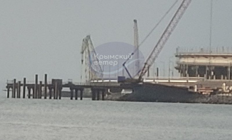 Росіяни продовжують зводити оборонні укріплення навколо Керченського мосту (фото)