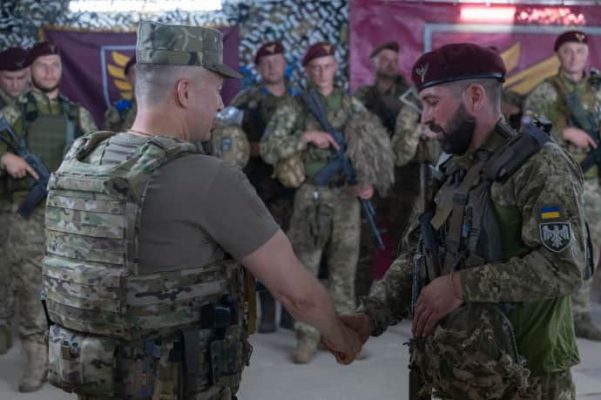 Сырский вручил награды десантникам, которые воюют на Курщине: Сохранили тысячи жизней 2 Сырский вручил награды десантникам, которые воюют на Курщине: Сохранили тысячи жизней